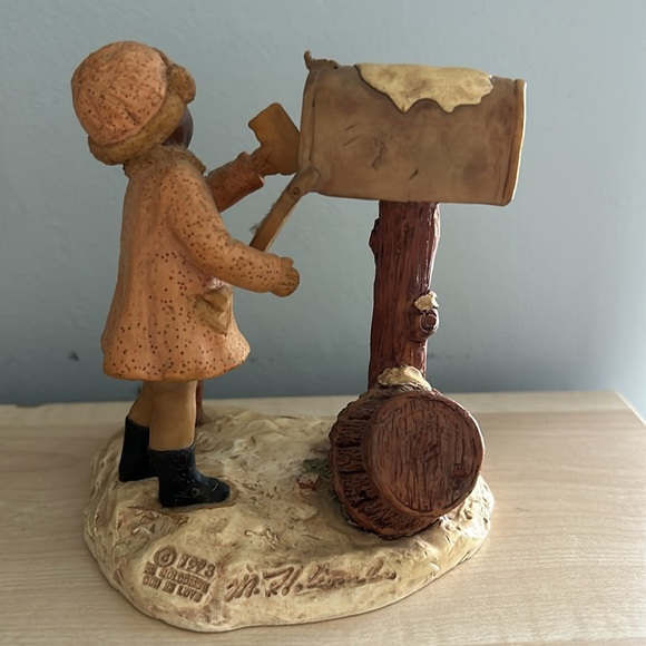 Vintage Martha Holcombe ‘Erin- Don’t Worry, Santa Won’t Forget Us’ figurine. - Picture 2 of 7